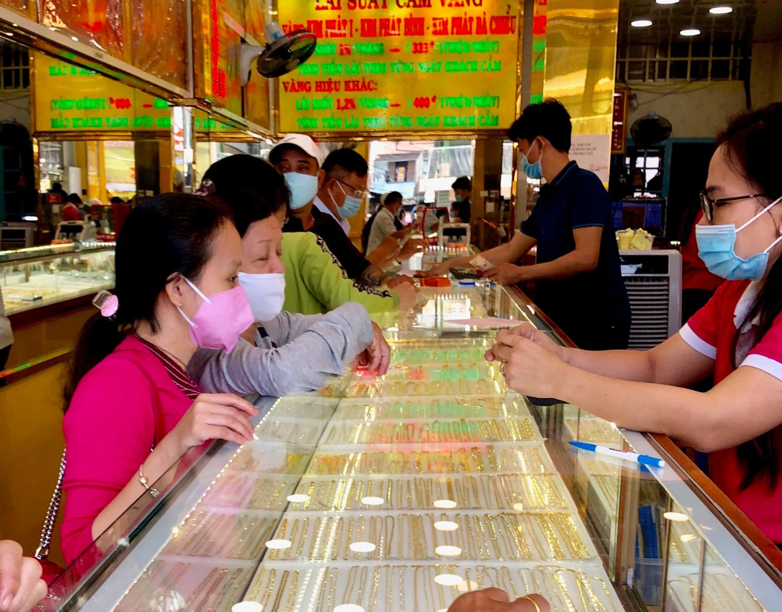 Vàng miếng SJC và vàng nhẫn 9999
