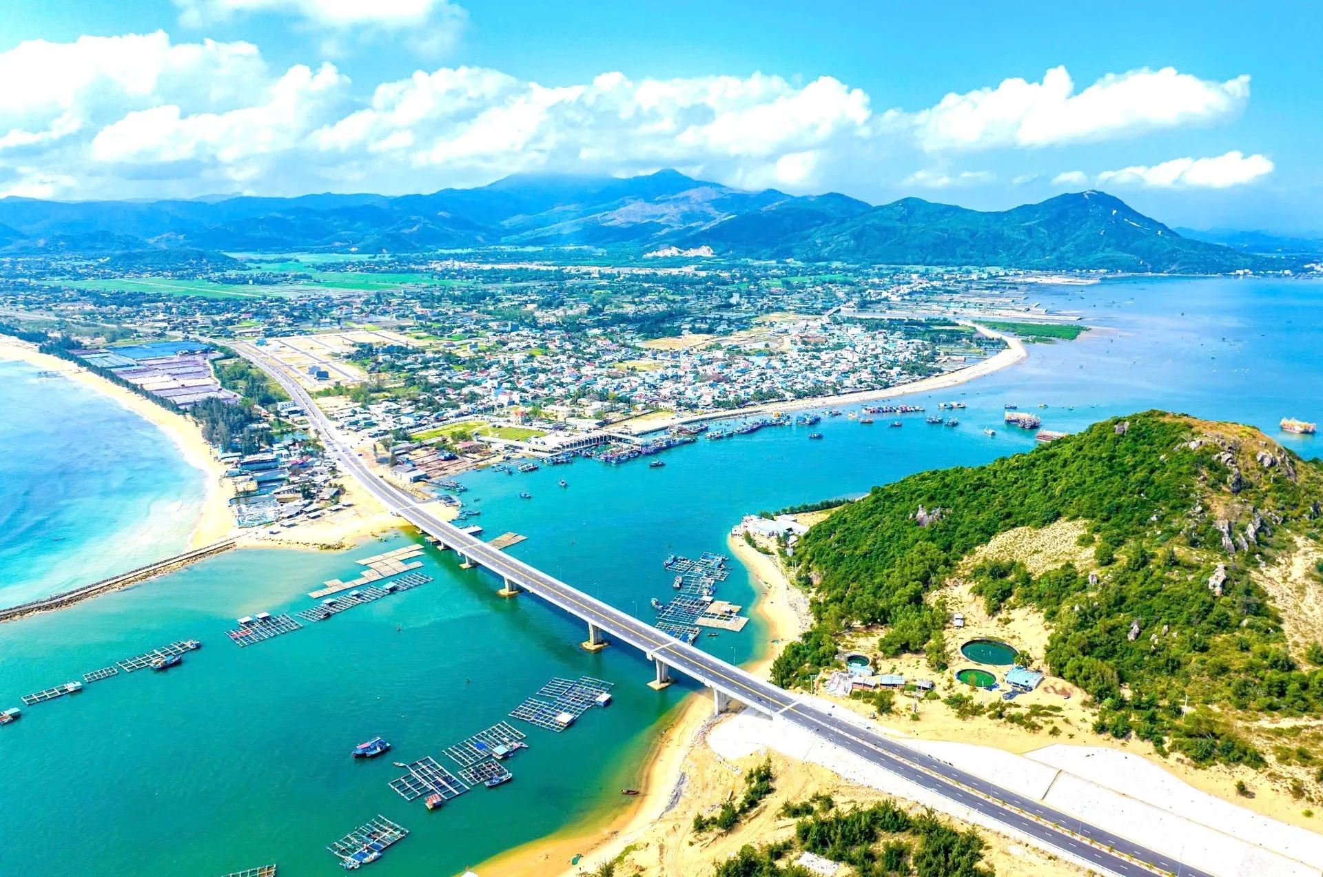Khu vực Đầm Đề Gi nơi Bình Định đặt tham vọng xây dựng khu du lịch nghỉ dưỡng siêu du thuyền Lạc Việt Palmer Johnson thu hút giới siêu giàu.