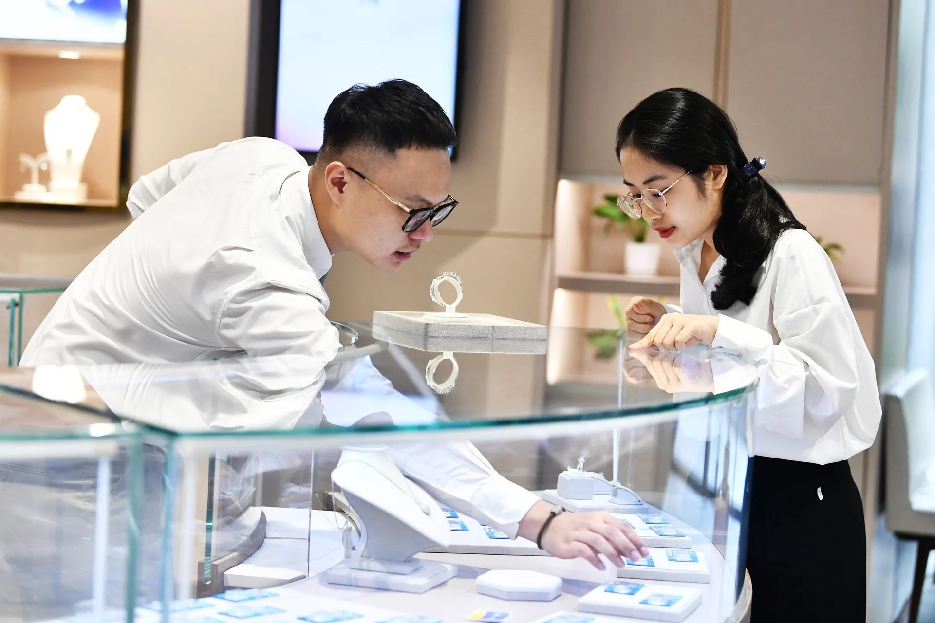 Cận cảnh miếng vàng SJC, một trong những tài sản được quan tâm trên thị trường, bên cạnh các mặt hàng nông sản.