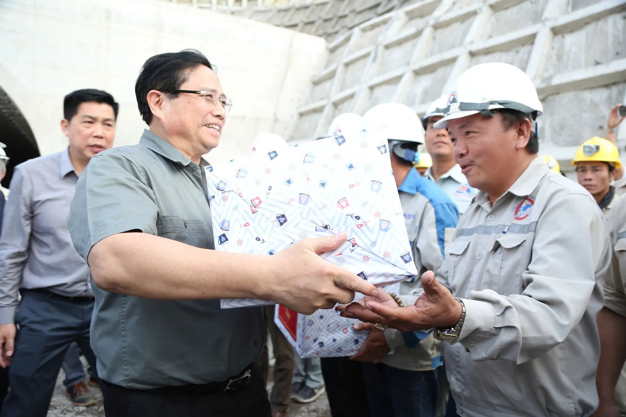 Thủ tướng Phạm Minh Chính kiểm tra và động viên công nhân thi công, thúc đẩy nhanh tiến độ cao tốc Hoài Nhơn - Quy Nhơn