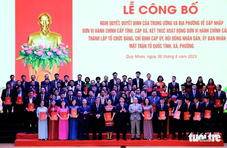 Lãnh đạo Tỉnh ủy Gia Lai trao quyết định cho 77 bí thư xã phường trước khi hợp nhất tỉnh Gia Lai mới
