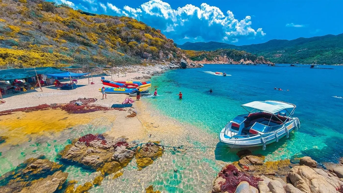 Bãi biển Ninh Chữ, Ninh Thuận, một điểm đến hấp dẫn du khách trong nước và quốc tế, tạo động lực cho Gia Lai phát triển du lịch biển liên kết.